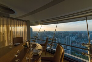 3 restaurants, breakfast, lunch, dinner served; international cuisine