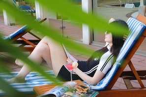 2 bars/lounges