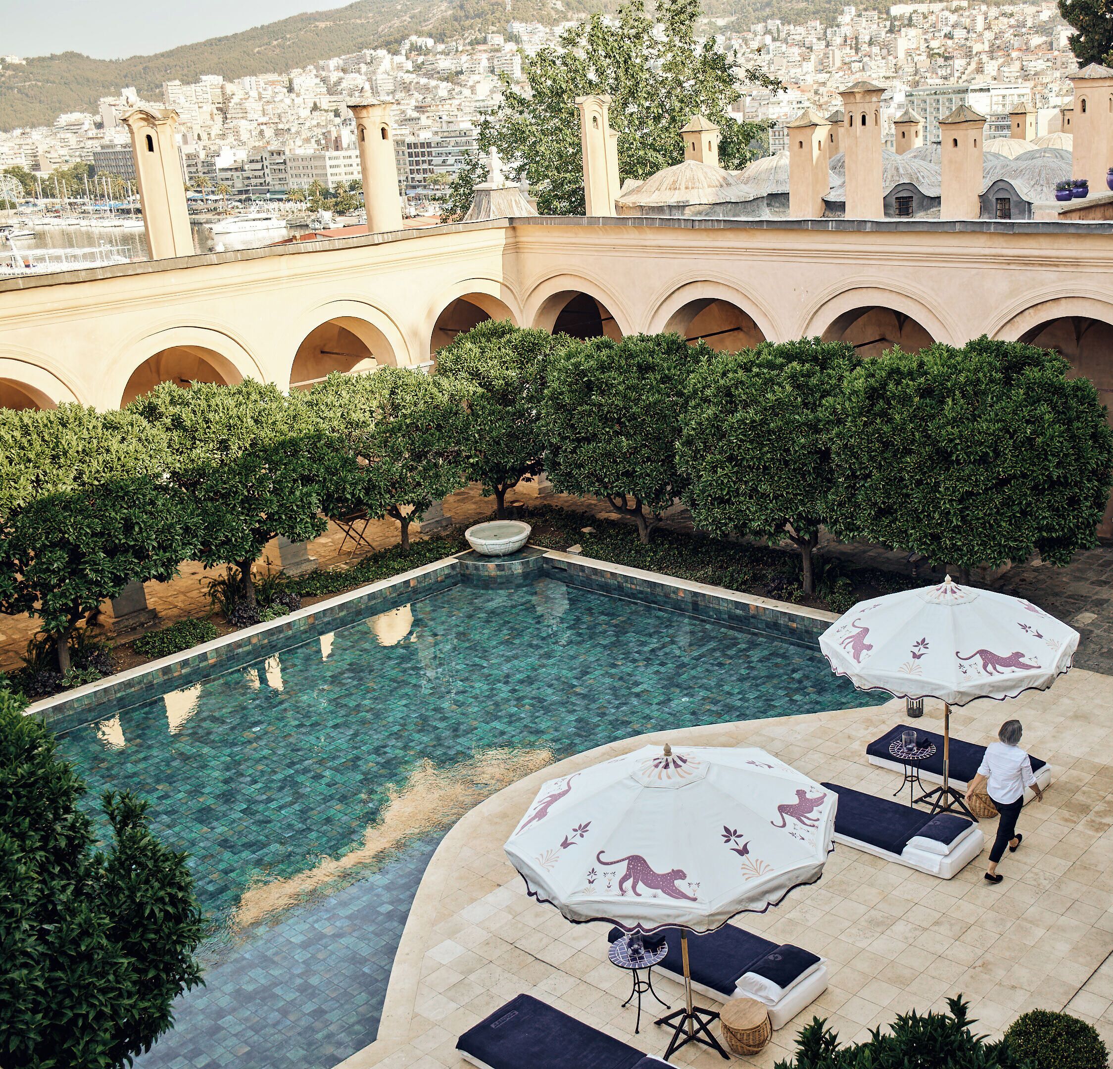 Piscine extérieure, chaises longues