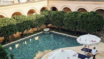 Outdoor pool, pool loungers