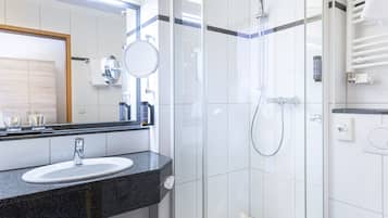 Quarto casal superior | Banheiro | Secador de cabelo, toalhas de banho