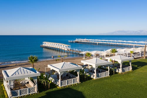 Plage privée, chaises longues, parasols, serviettes de plage