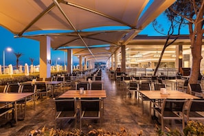 6 restaurants, breakfast, lunch, dinner served; local cuisine