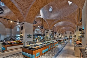 6 restaurants, breakfast, lunch, dinner served; local cuisine