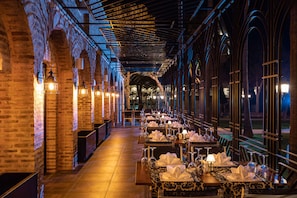 6 restaurants, breakfast, lunch, dinner served; local cuisine