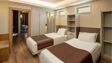 Deluxe Family Room | Peralatan tempat tidur premium, bar mini percuma, peti besi dalam bilik
