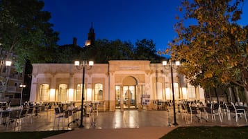 6 restaurantes, se sirven desayunos, comidas, cenas y cocina local