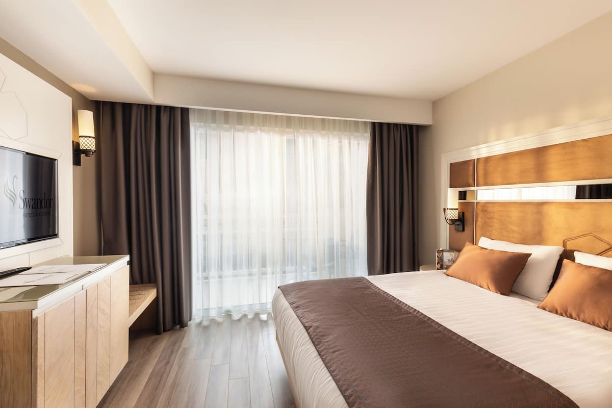 Premium bedding, free minibar, in-room safe, desk