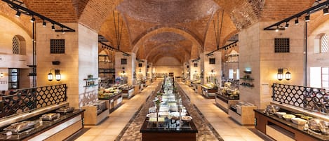 6 間餐廳;供應早餐、午餐、晚餐;本地菜