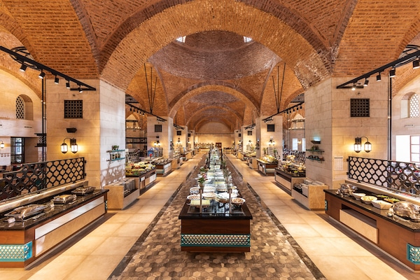 6 restaurants, breakfast, lunch, dinner served; local cuisine