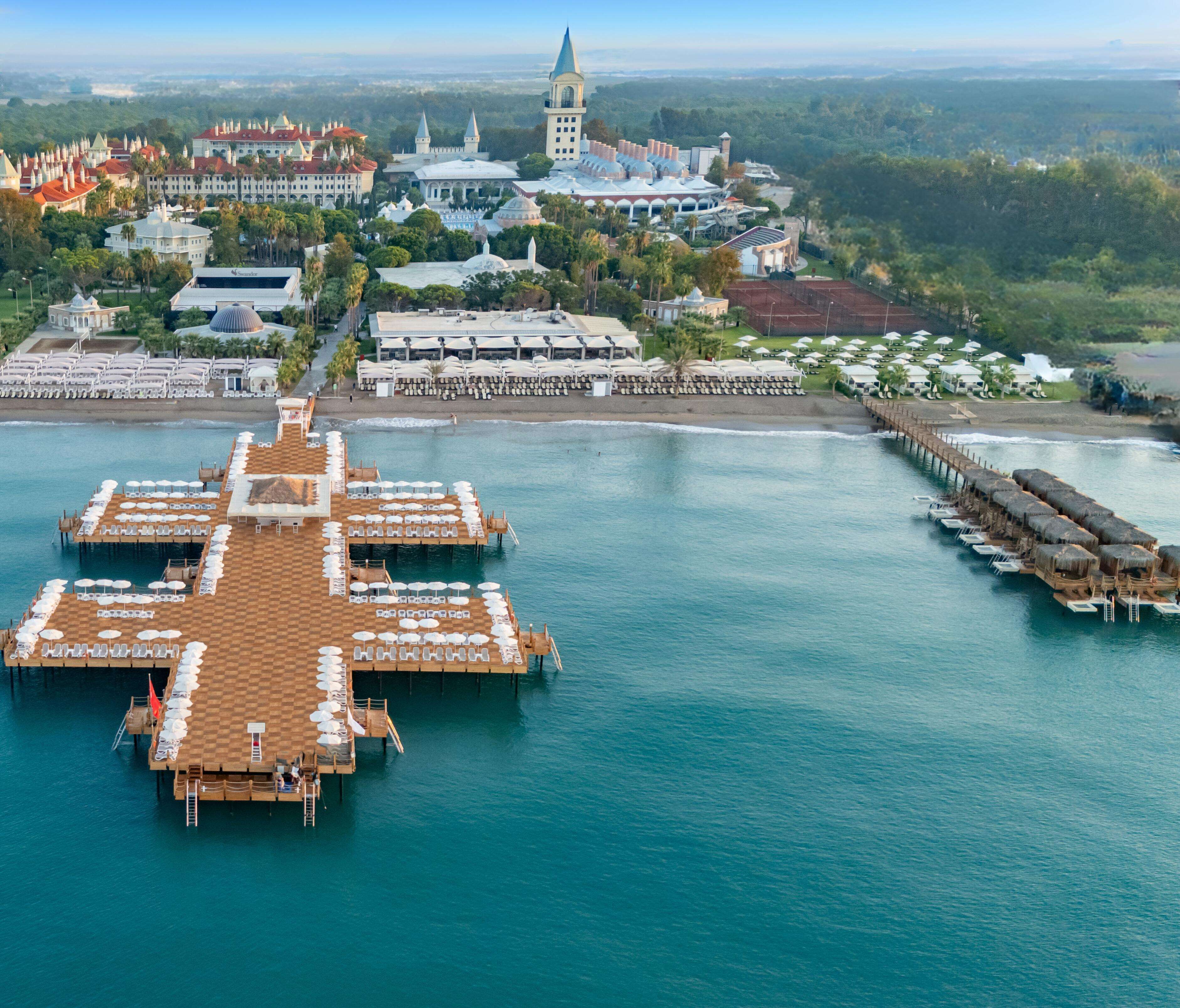 Private beach, free beach shuttle, sun-loungers, beach umbrellas