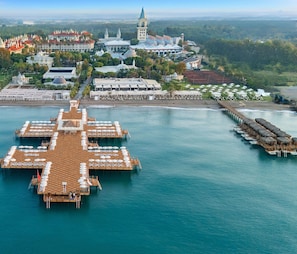 Playa privada, traslado desde/hacia la playa gratis y camastros