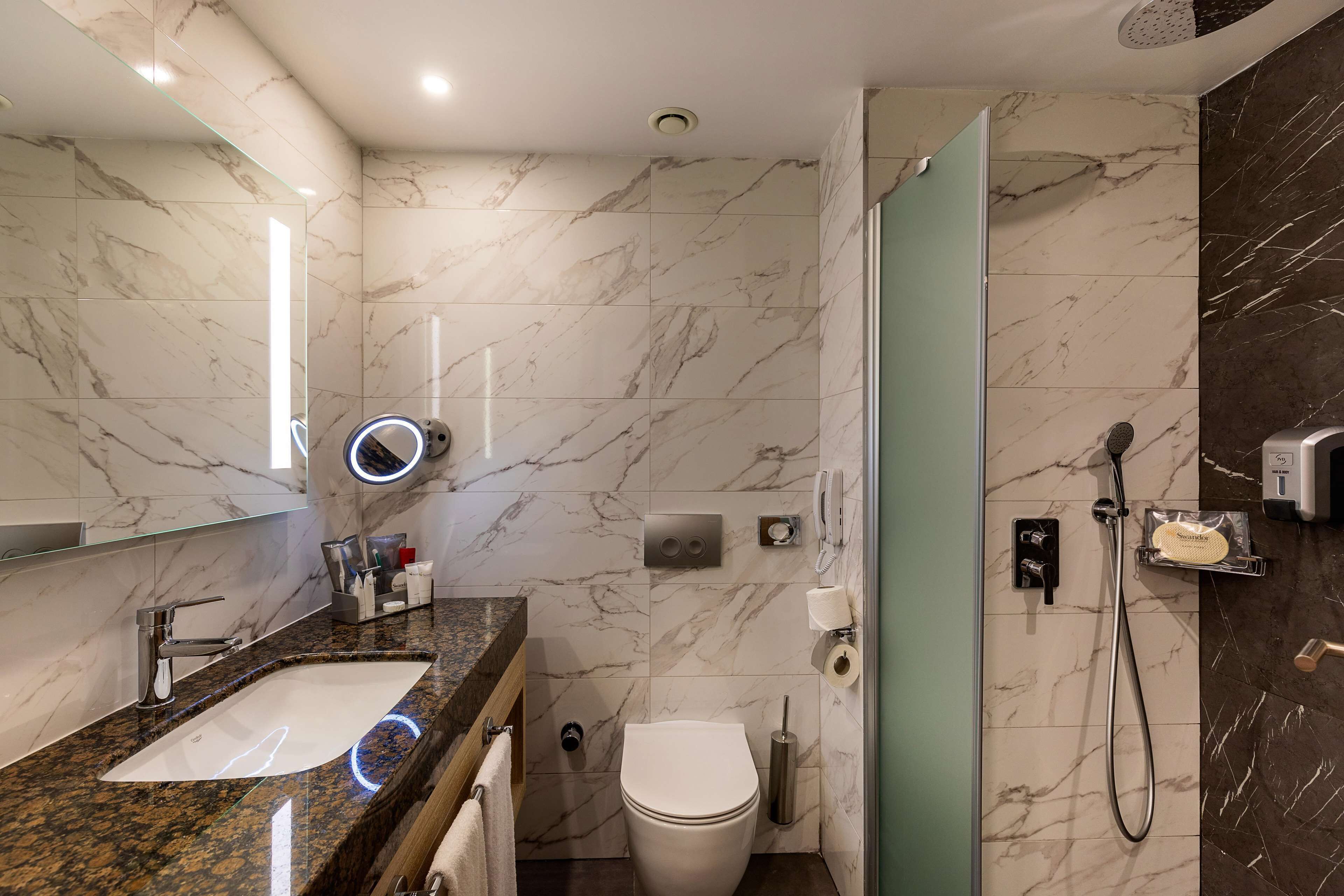 Dusche, kostenlose Toilettenartikel, Haartrockner, Hausschuhe