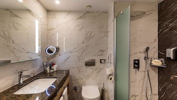 Dusche, kostenlose Toilettenartikel, Haartrockner, Hausschuhe