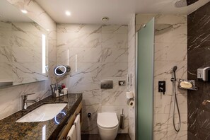 Douche, articles de toilette (gratuits), séchoir à cheveux, pantoufles