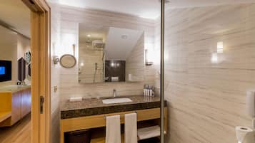 Familien-Maisonette, 2 Schlafzimmer, Nichtraucher | Badezimmer | Dusche, kostenlose Toilettenartikel, Haartrockner, Hausschuhe