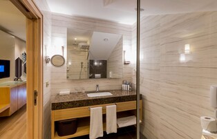 Family Duplex, 2 Bedrooms, Non Smoking | Bathroom