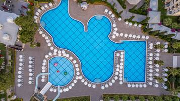Piscina interna, piscina externa sazonal, guarda-sóis, espreguiçadeiras