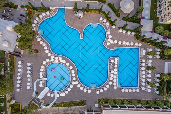 Kolam renang indoor dan kolam renang outdoor musiman