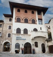 Un edificio histórico con un cartel que dice "HOTEL GATTAPONE".