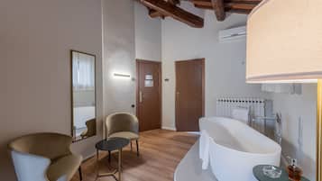Habitación Deluxe, bañera | 1 dormitorio, edredones de plumas, minibar y caja fuerte