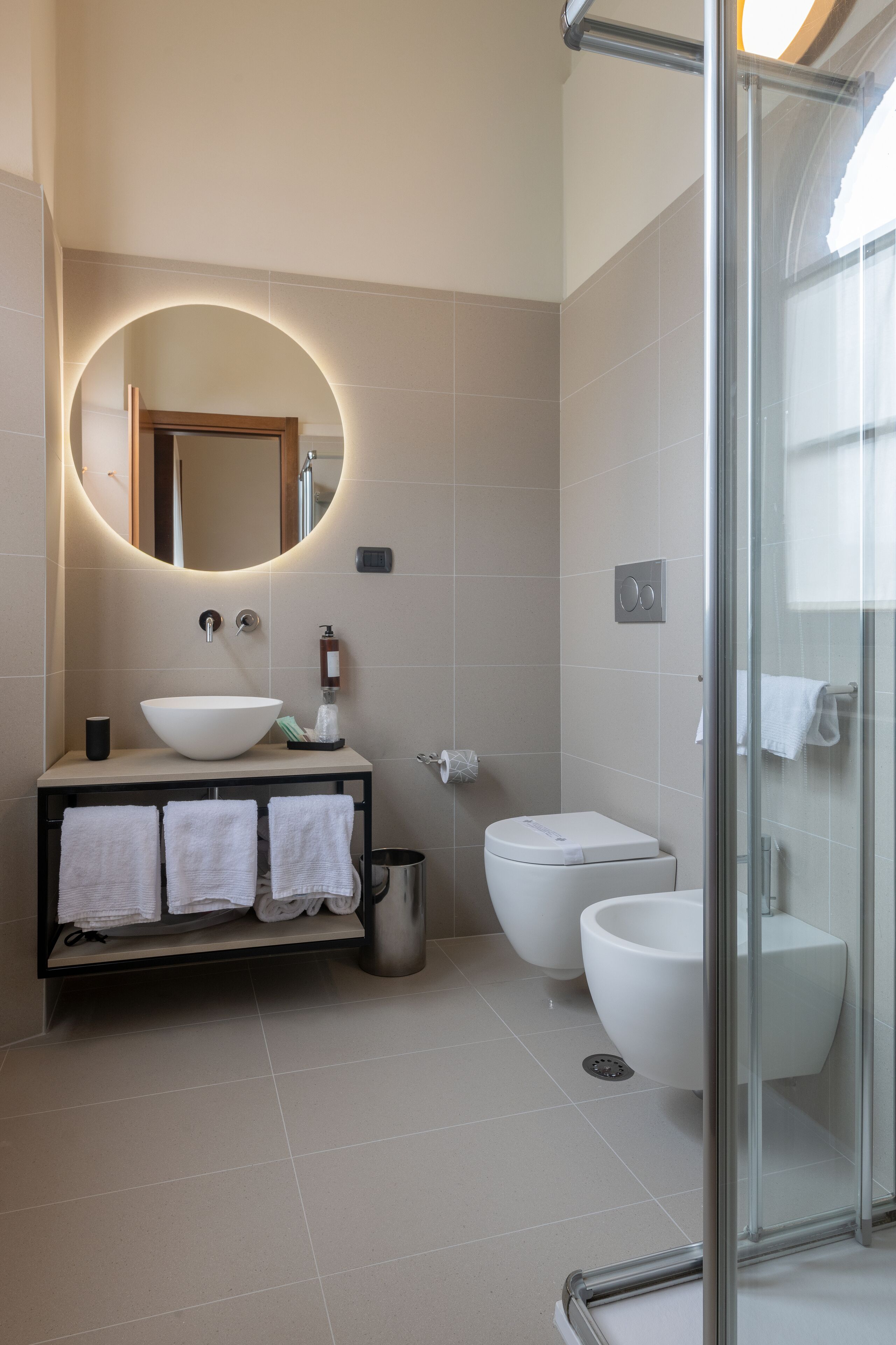 standard triple room | bathroom | free toiletries, hair dryer, bidet, towels