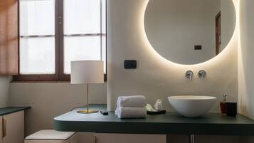 Standard Double Room Single Use | Bathroom | Free toiletries, hair dryer, bidet, towels