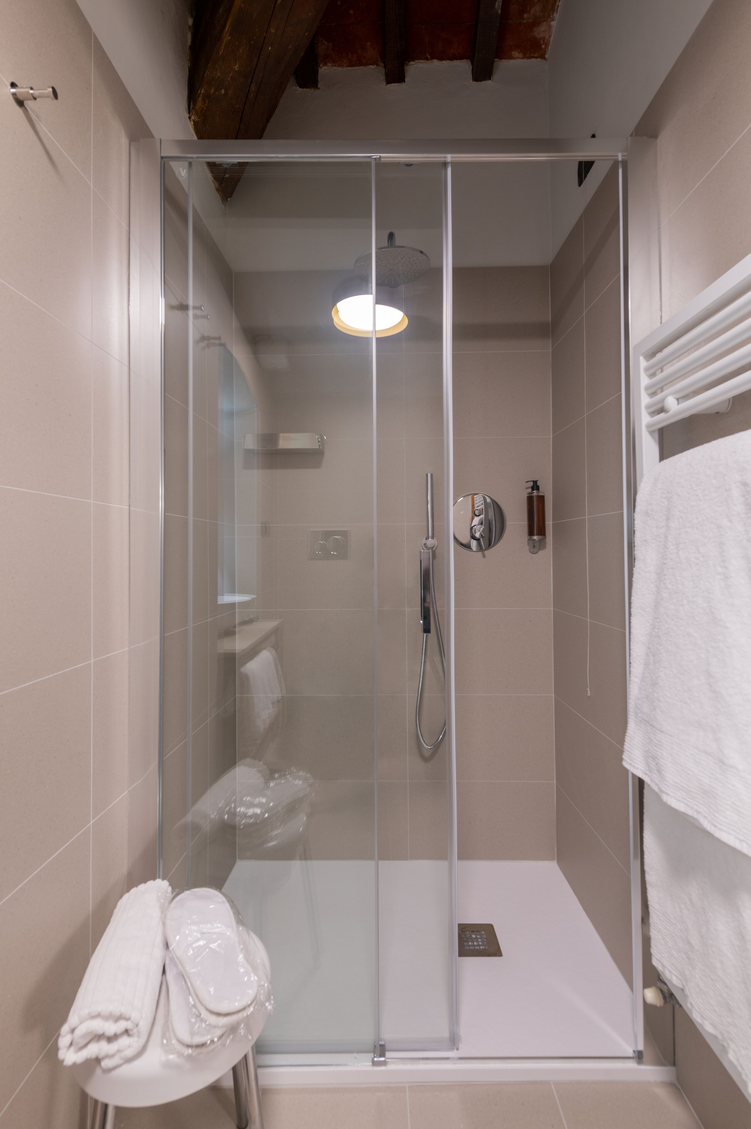 deluxe room, bathtub | bathroom | free toiletries, hair dryer, bidet, towels