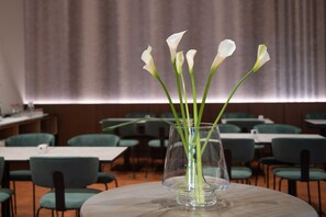 Petit déjeuner buffet (8 EUR par personne)