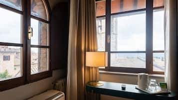 Chambre Deluxe, vue ville, en angle | 1 chambre, couette en duvet d'oie, minibar
