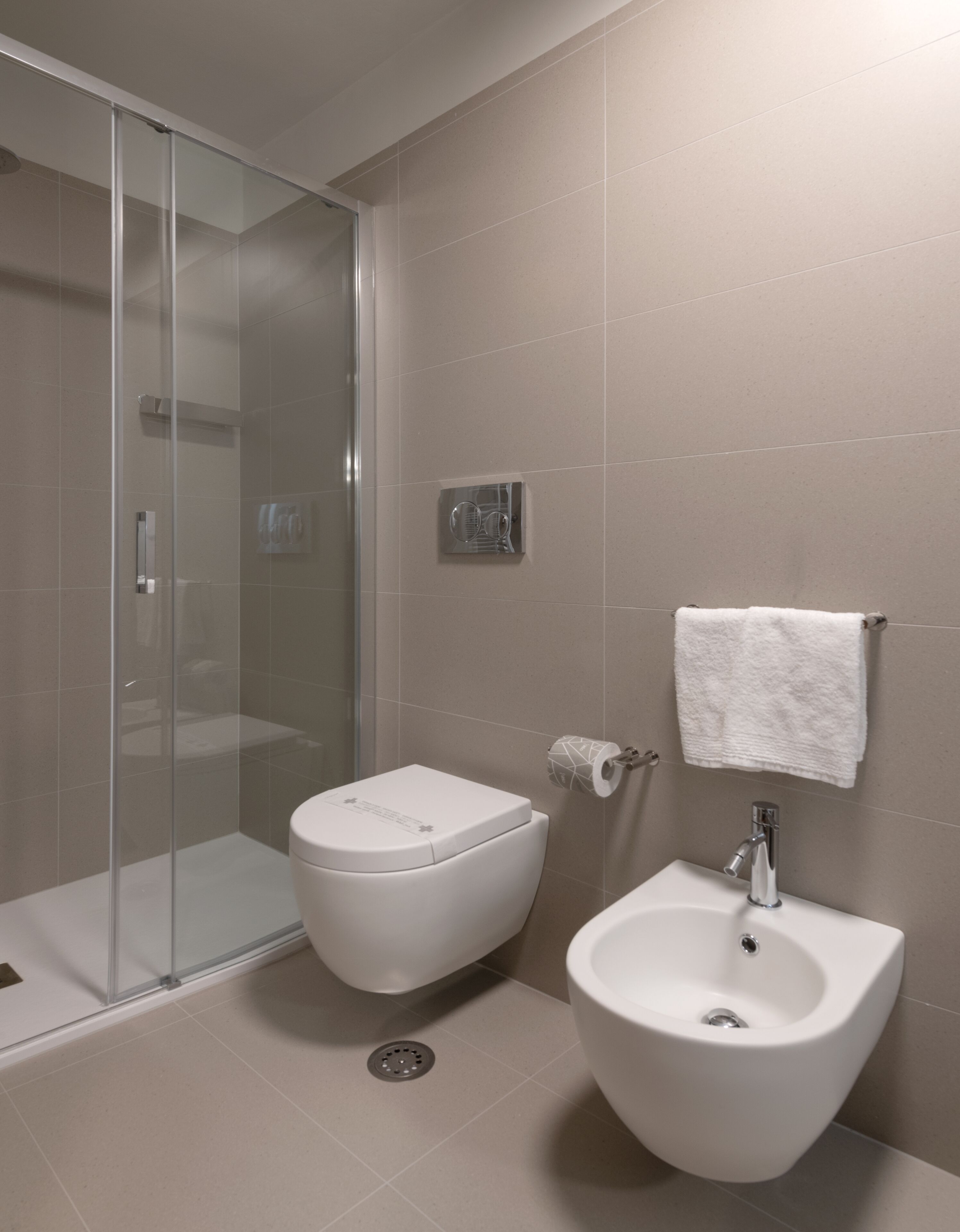 deluxe room, city view, corner | bathroom | free toiletries, hair dryer, bidet, towels
