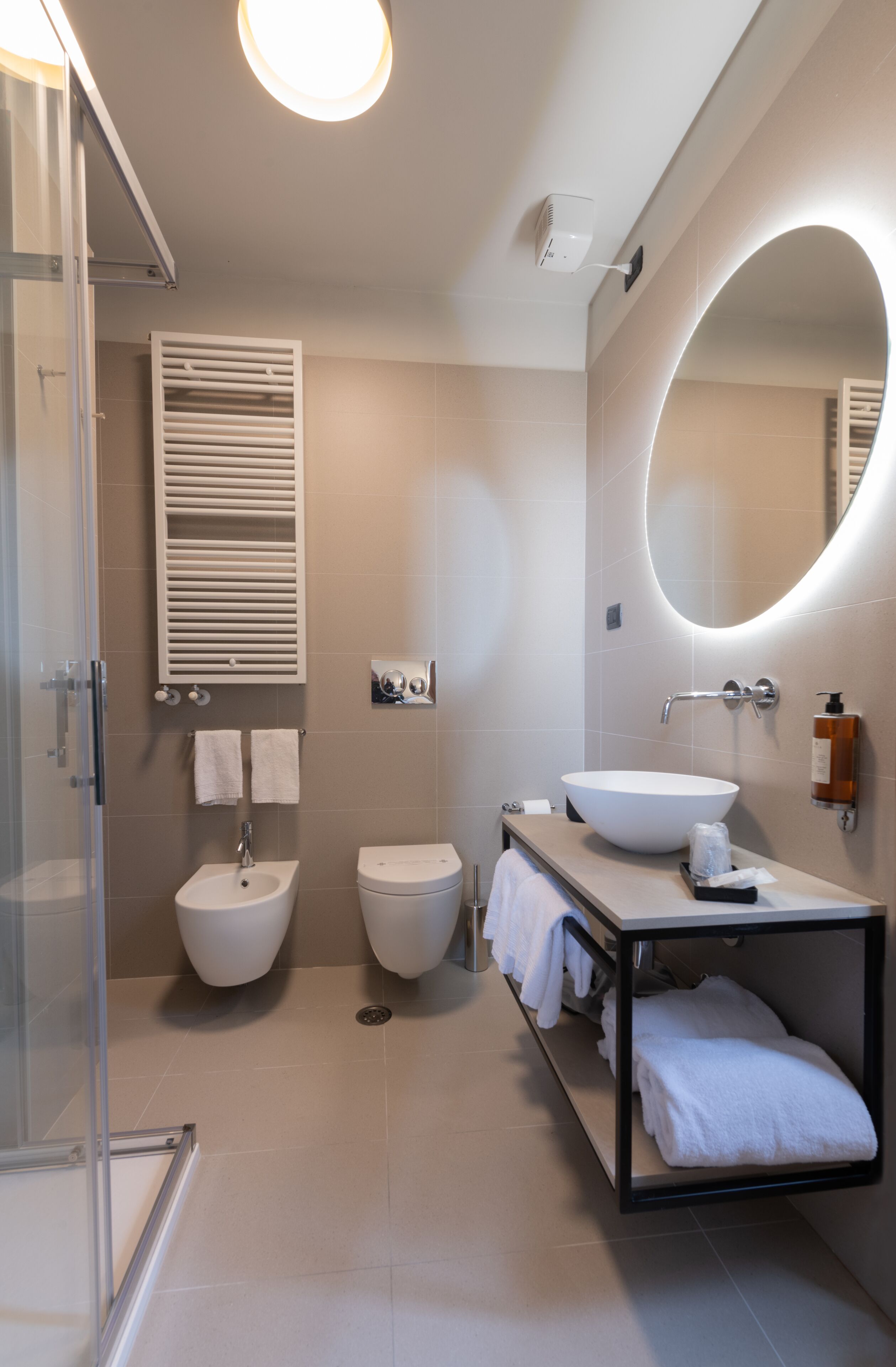 deluxe room, terrace, city view | bathroom | free toiletries, hair dryer, bidet, towels