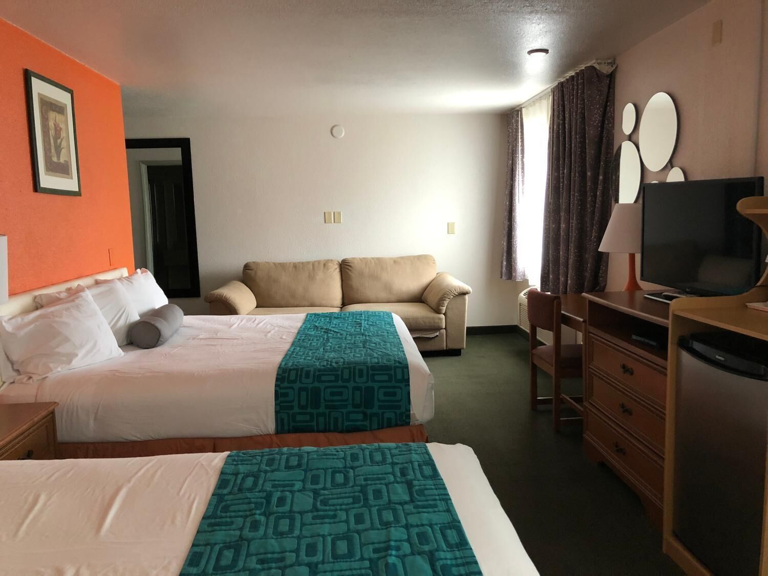 高級寝具、デスク、アイロン / アイロン台、ベビーベッド (無料)