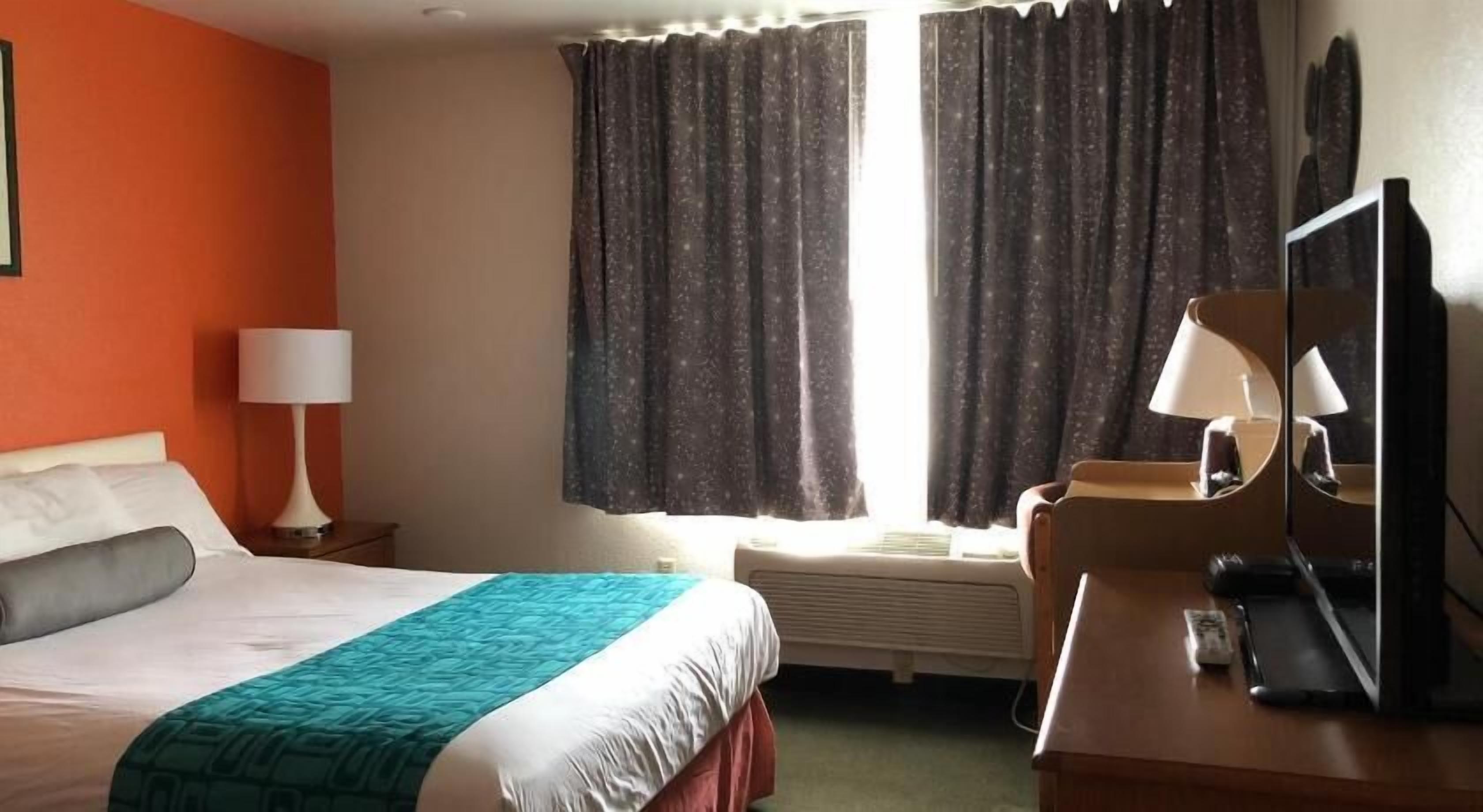 Premium bedding, desk, iron/ironing board, free cribs/infant beds