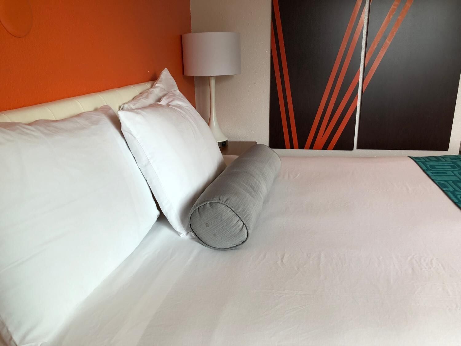 Roupas de cama premium, escrivaninha, ferros/tábuas de passar roupa