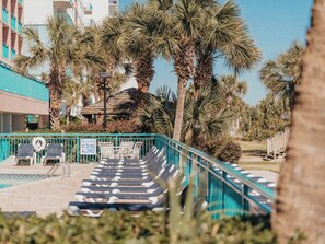 Indoor pool, outdoor pool, sun loungers - Sandcastle Oceanfront Resort South Beach (Myrtle Beach)
