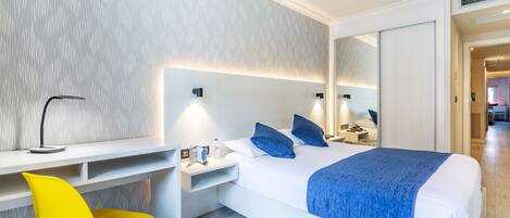 Camera Superior con letto matrimoniale o 2 letti singoli | Materassi in memory foam, una scrivania, postazione laptop