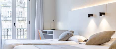 Superior-Dreibettzimmer, Stadtblick | Betten mit Memory-Foam-Matratzen, Schreibtisch