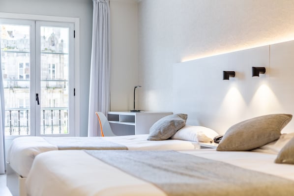 Superior driepersoonskamer, uitzicht op de stad | Bedden met traagschuimmatrassen, een bureau, een laptopwerkplek