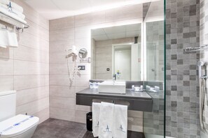 Superior driepersoonskamer, uitzicht op stad | Badkamer | Gratis toiletartikelen, een haardroger, een bidet, handdoeken