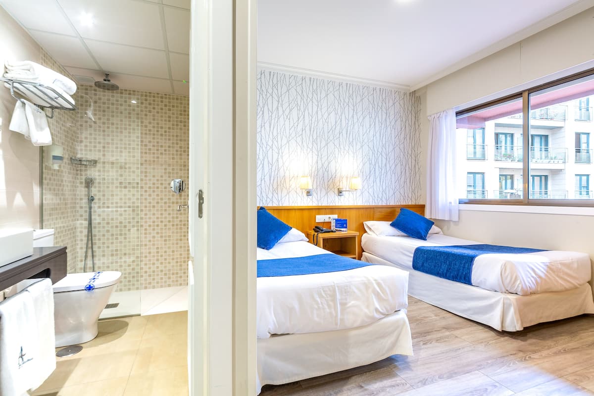 1 bedroom, memory-foam beds, desk, laptop workspace