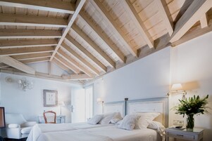 Ropa de cama de alta calidad, cubrecamas y minibar 