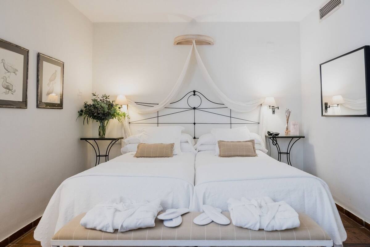 Ropa de cama de alta calidad, edredones de plumas, minibar y caja fuerte
