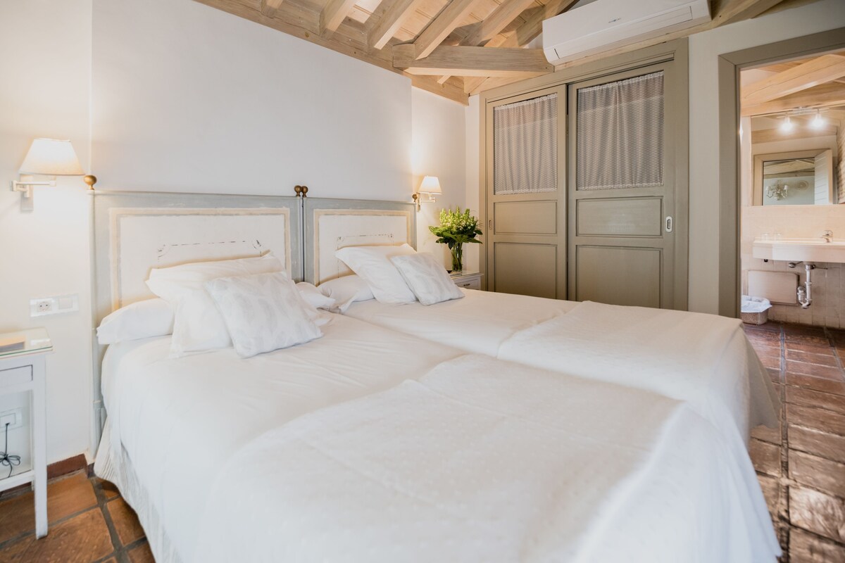 Premium bedding, down comforters, minibar, in-room safe