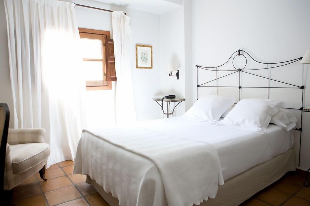 Premium bedding, down comforters, minibar, in-room safe