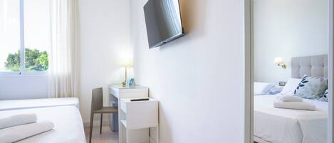Habitación triple estándar | Minibar, escritorio, espacio para trabajar con un portátil
