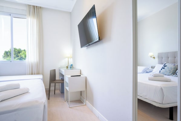 Habitación triple estándar | Minibar, escritorio y espacio para trabajar con laptop