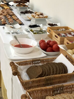 Daily buffet breakfast for a fee - Checkin Valencia Ciscar (Picanya)