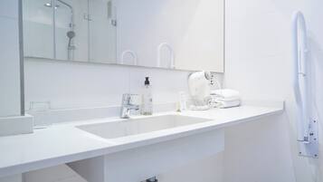 Kamar Double atau Twin Standar, akses difabel | Kamar mandi difabel