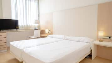 Habitación estándar con 1 cama matrimonial o 2 individuales, con acceso para personas discapacitadas | Minibar, escritorio y espacio para trabajar con laptop